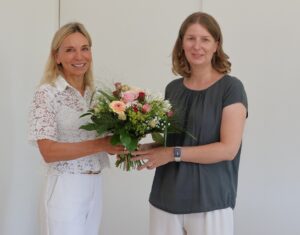 Gratulation und Blumen zur neuen Aufgabe: Verwaltungsdirektorin Barbara Martetschläger beglückwünscht Petra Wirth zur neuen Führungsaufgabe als Pflegedirektorin des Hegau-Jugendwerks