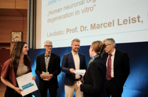 Lisa Friedrich (Geschäftsführerin der Stiftung Schmieder für Wissenschaft und Forschung, 2. v. rechts) überreicht den Stiftung-Schmieder-Preis 2025 an Jana Molz (links) und Dr. Philipp Barzyk (Mitte) | Foto: Philipp Uricher/Universität Konstanz
