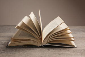 buchkomposition-mit-offenem-buch