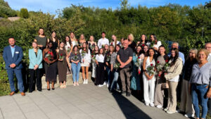 Die Fotos zeigen die frisch examinierten Gesundheits- und Kinderkrankenpflegekräfte, die Pflegefachfrauen mit Vertiefung Pädiatrie sowie die Medizinische Fachangestellte mit dem Leitungsteam der DRKKinderklinik Siegen
