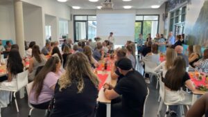 Examensfeier der DRK-Kinderklinik Siegen im BiGS – Praxisanleiter Nils Mühlnikel begrüßt die 22 Auszubildenden und ihre Angehörige