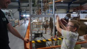 Kräftig ziehen: Auf Entdeckungstour im Museum.
