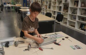 Jetzt wird gebaut und gebastelt in der Besucher-Werkstatt.