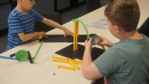 Jetzt wird gebaut und gebastelt in der Besucher-Werkstatt.